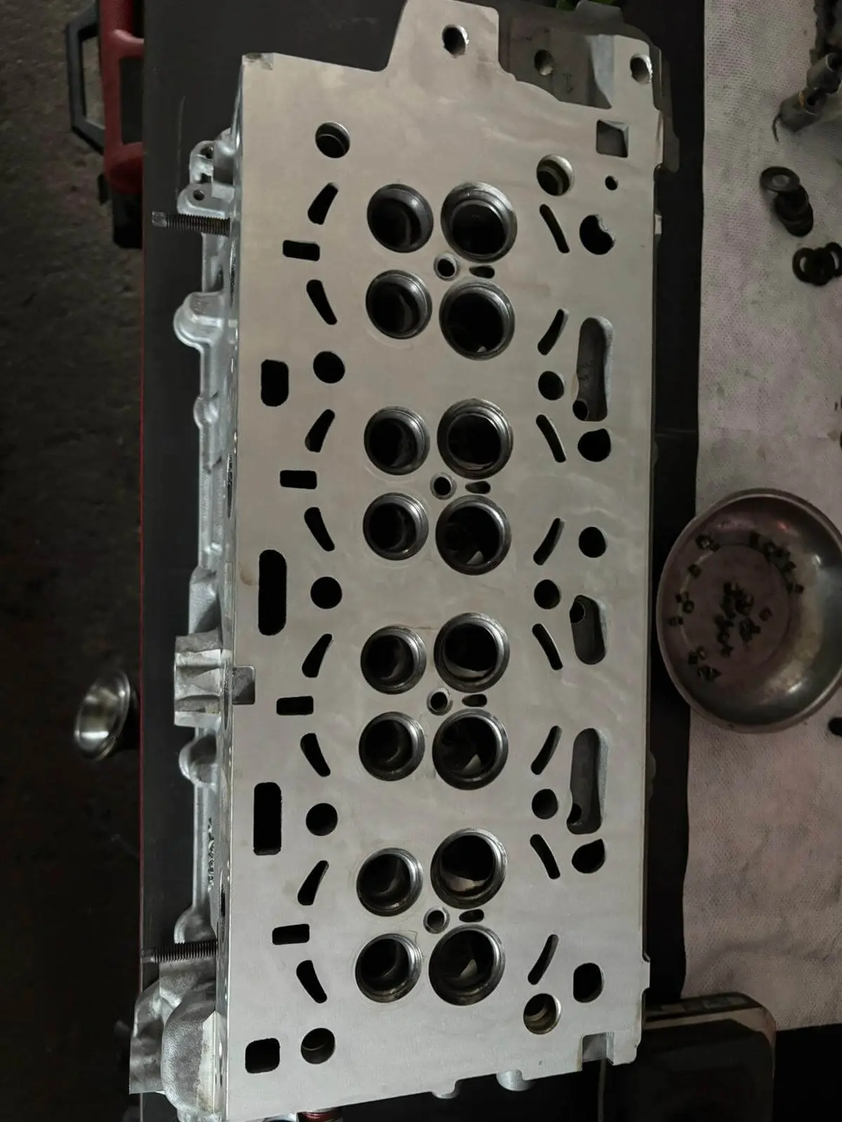 Głowica cylindrów po profesjonalnej obróbce w warsztacie Auto Firma